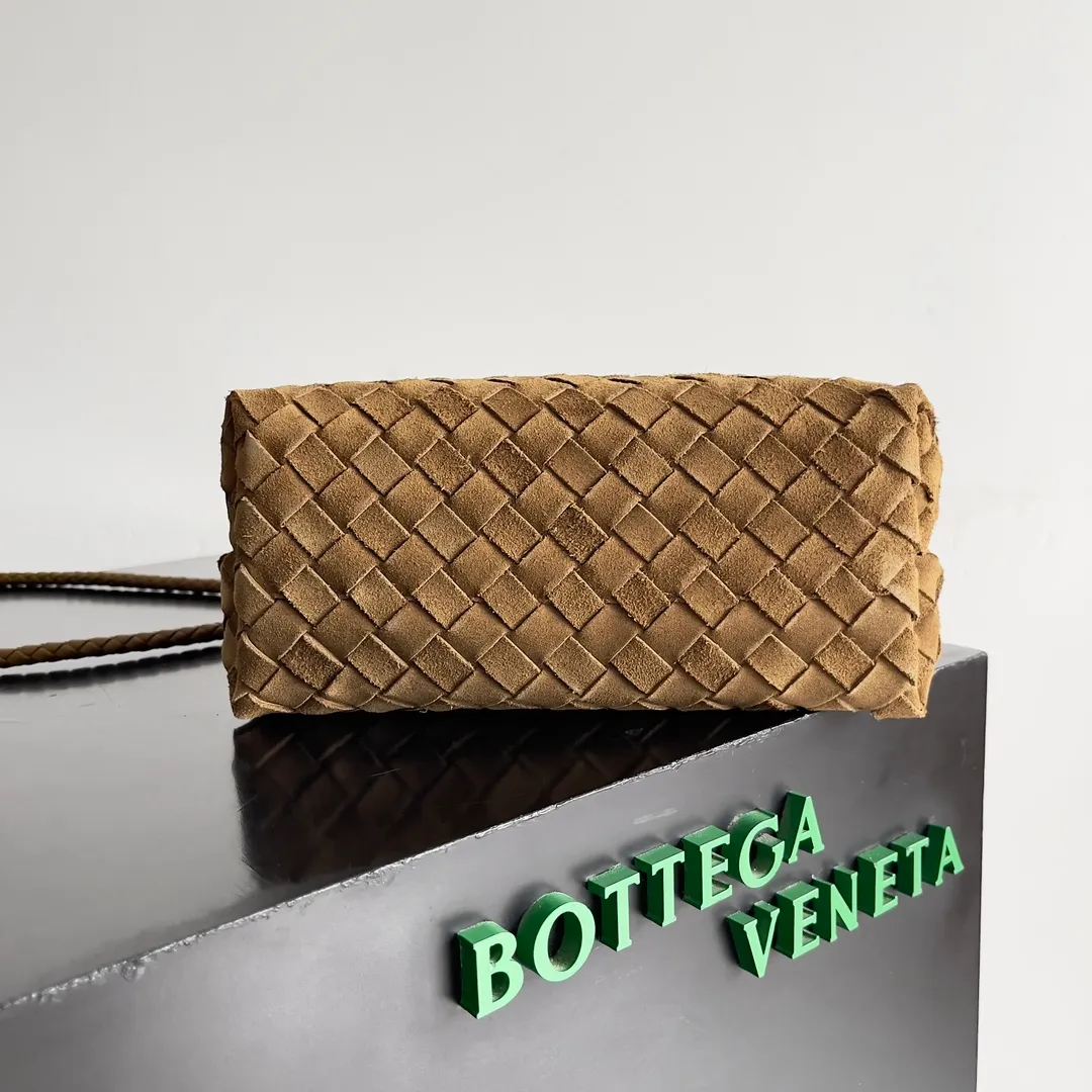 The 2023 new Andiamo batch of 1960 BV has been shipped‼ ️Really popular🔥The new Andiamo woven handbag launched by Bottega Veneta this season is really popular all over the world! ! Celebrities at home and abroad have worn it, and Oscar-winning actress Michelle Yeoh has taken it out on the street. Song Jia, Trai Yara, Yu Feihong, Sanji Ayaka, Rosie Hunting-Whiteley, Yoshioka Riho, etc. have all picked up this bag. It is classic and versatile, showing off its temperament, and the bag capacity is also large, which is very convenient for daily commuting! ! A variety of carrying methods, the shoulder straps can be adjusted by yourself, the original lambskin feels soft and delicate, and the neutral style is made to break gender boundaries and bring a more practical and longer-lasting use experience. Andiamo, which has both elegant and casual styles, perfectly interprets the true appearance of "fashionable old money style". Style number: 743568 (suede) Size: 25*22*10.5cm